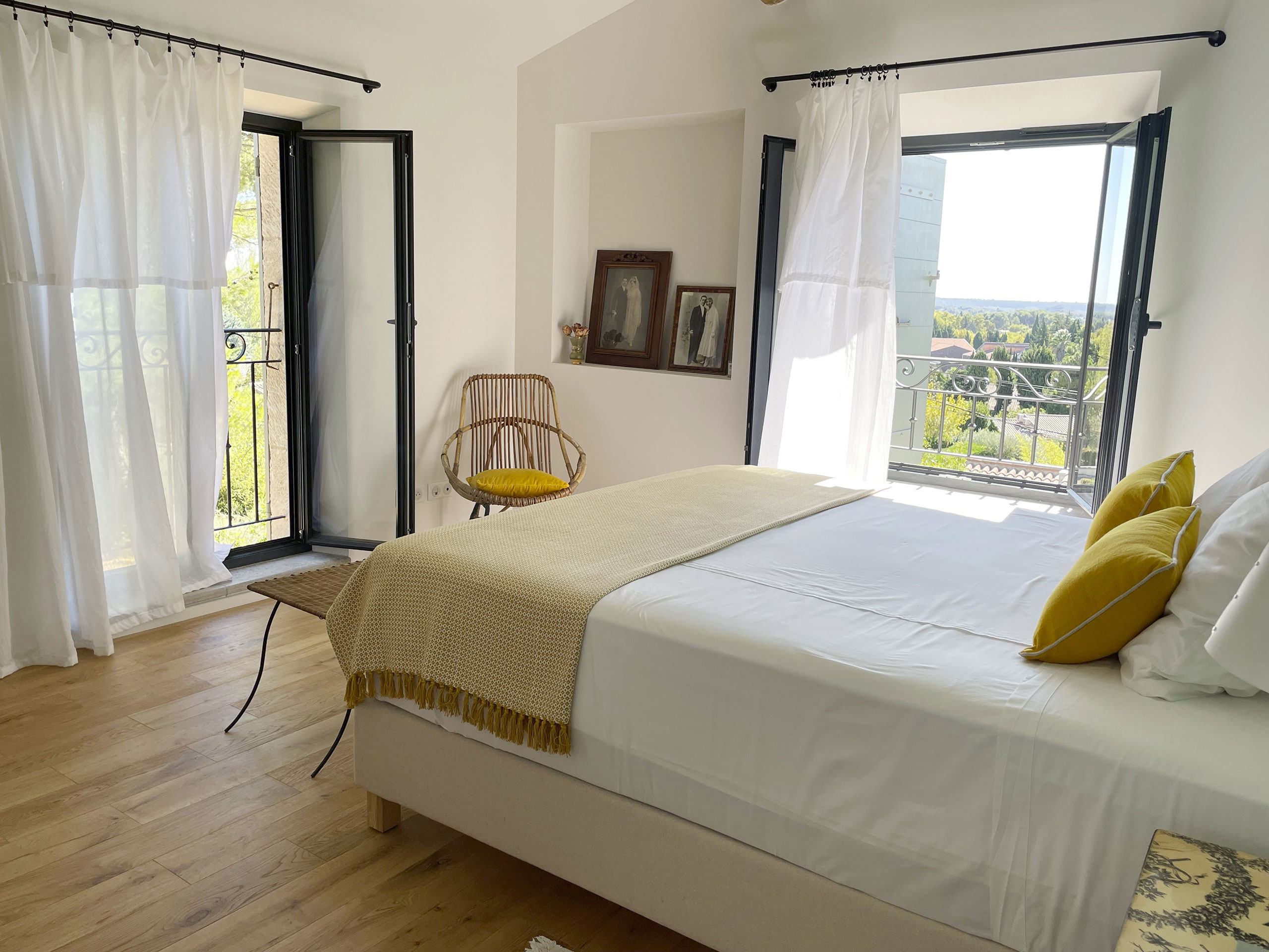 La chambre Village et ces fenêtres