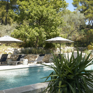 La piscine et transats