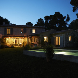 Le Mas et la Piscine le soir