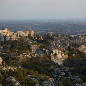 Vue plongeante sur le village des Baux de Provence